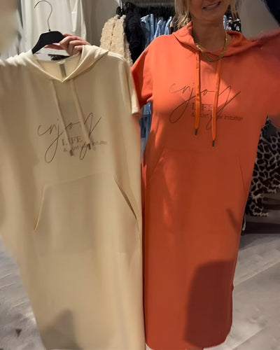 Monika | Zwiewna sukienka z kapturem i kieszeniami