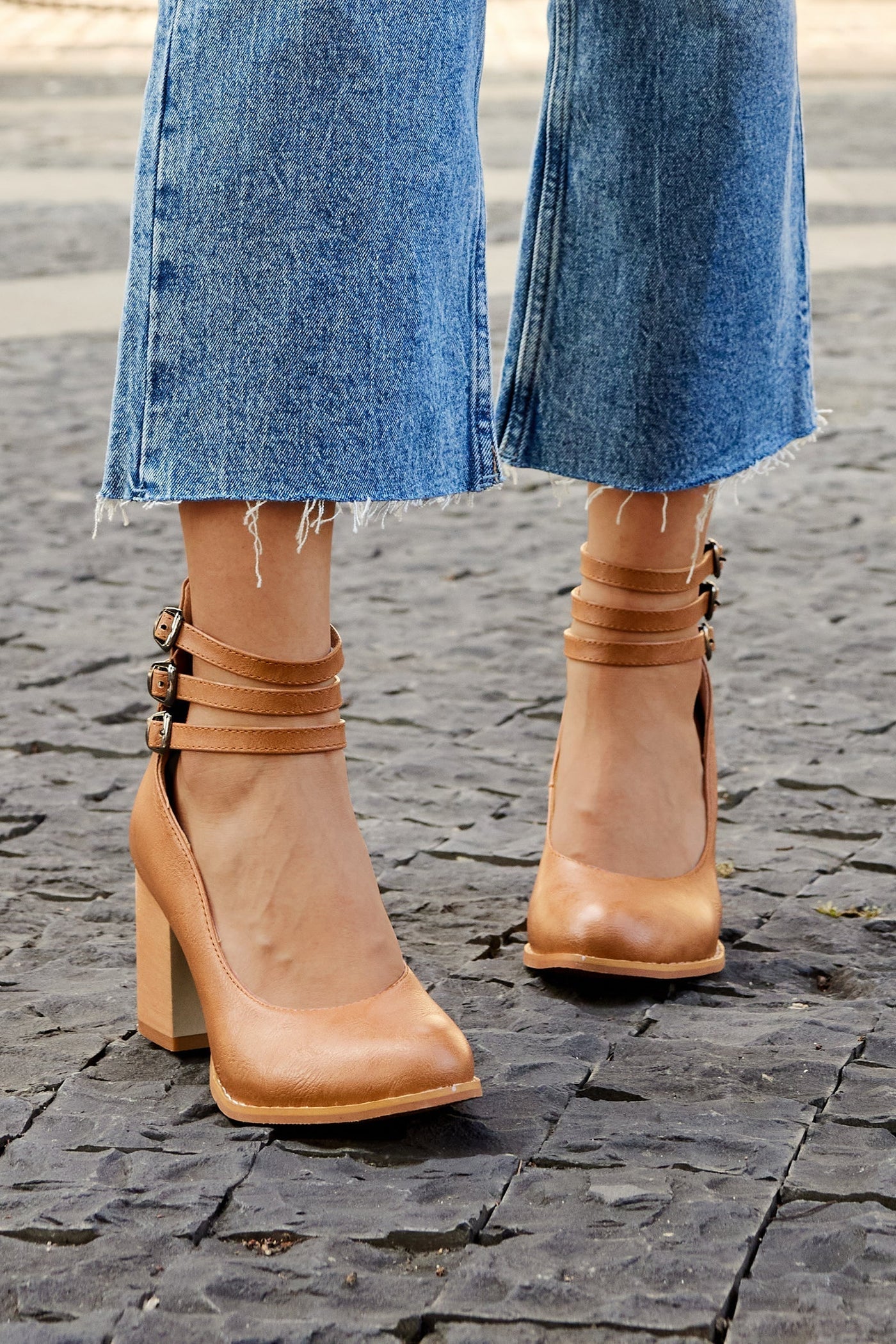 Casilda | Gładkie sandały z paskiem wokół kostki i grubym obcasem