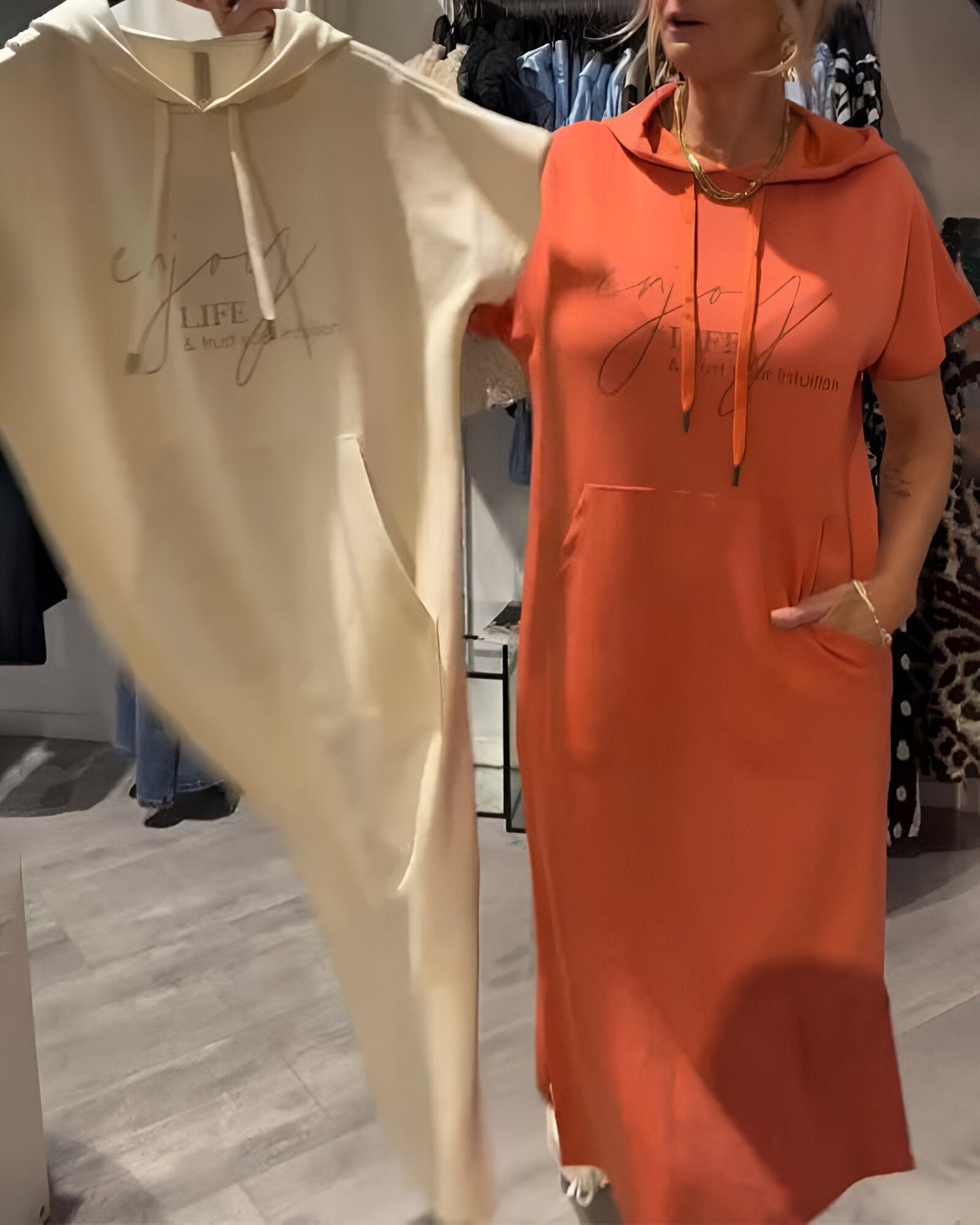 Monika | Zwiewna sukienka z kapturem i kieszeniami