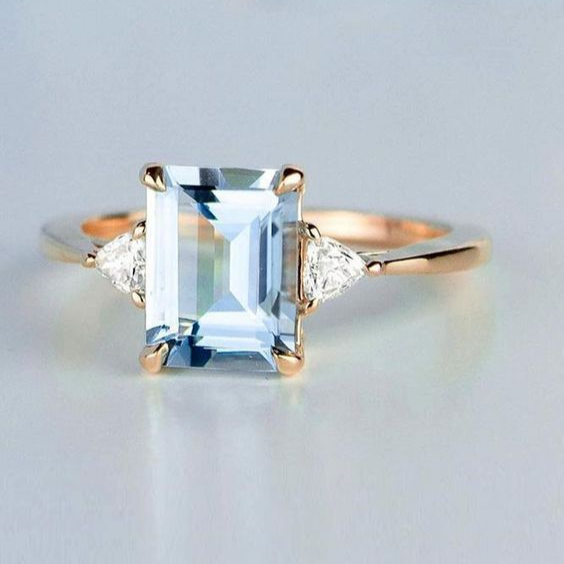 Vintage pierścionek z niebieskiego kryształu w złocie